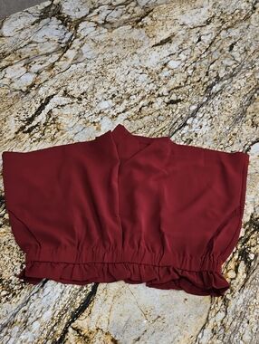 T C E C Women's Burgundy Ruffle Waist Shorts. Size L